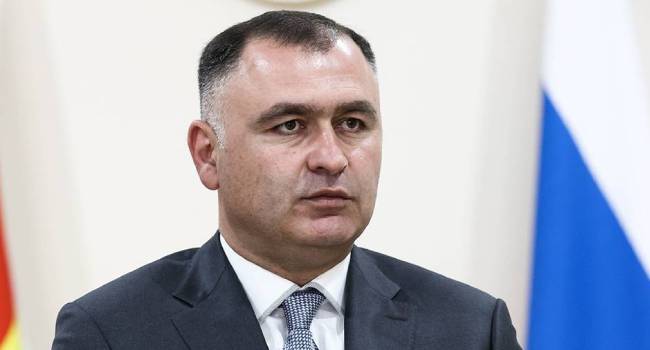 TSKHINVAL, SOUTH OSSETIA - MAY 10, 2022: South Ossetias President-elect Alan Gagloyev during an interview to TASS Russian News Agency. On May 8, the second round of the 2022 South Ossetian presidential election was held. With 97% of ballots counted, the leader of the Nykhas opposition party, Gagloyev, is winning with 54.2% of the votes. Valery Sharifulin/TASS
Þæíàÿ Îñåòèÿ. Öõèíâàë. Èçáðàííûé ïðåçèäåíò Þæíîé Îñåòèè Àëàí Ãàãëîåâ âî âðåìÿ èíòåðâüþ àãåíòñòâó ÒÀÑÑ. 8 ìàÿ â Þæíîé Îñåòèè ïðîøåë âòîðîé òóð âûáîðîâ ïðåçèäåíòà. Ëèäåð îïïîçèöèîííîé ïàðòèè "Íûõàñ" Ãàãëîåâ ïî èòîãàì ïîäñ÷¸òà 97% áþëëåòåíåé ëèäèðóåò íà ïðåçèäåíòñêèõ âûáîðàõ, çà íåãî ïðîãîëîñîâàëè 54,2% èçáèðàòåëåé. Âàëåðèé Øàðèôóëèí/ÒÀÑÑ